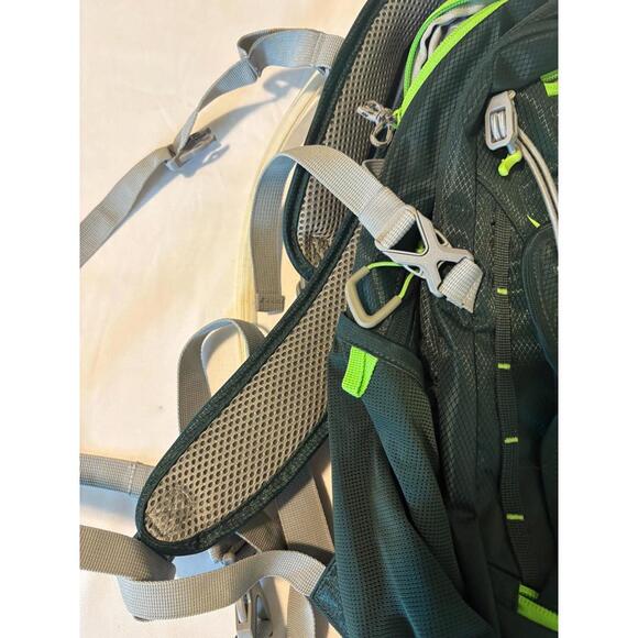 Outdoor Products Hydration Backpack with CamelBak Tube – Green/Gray – NWT - Picture 3 of 9